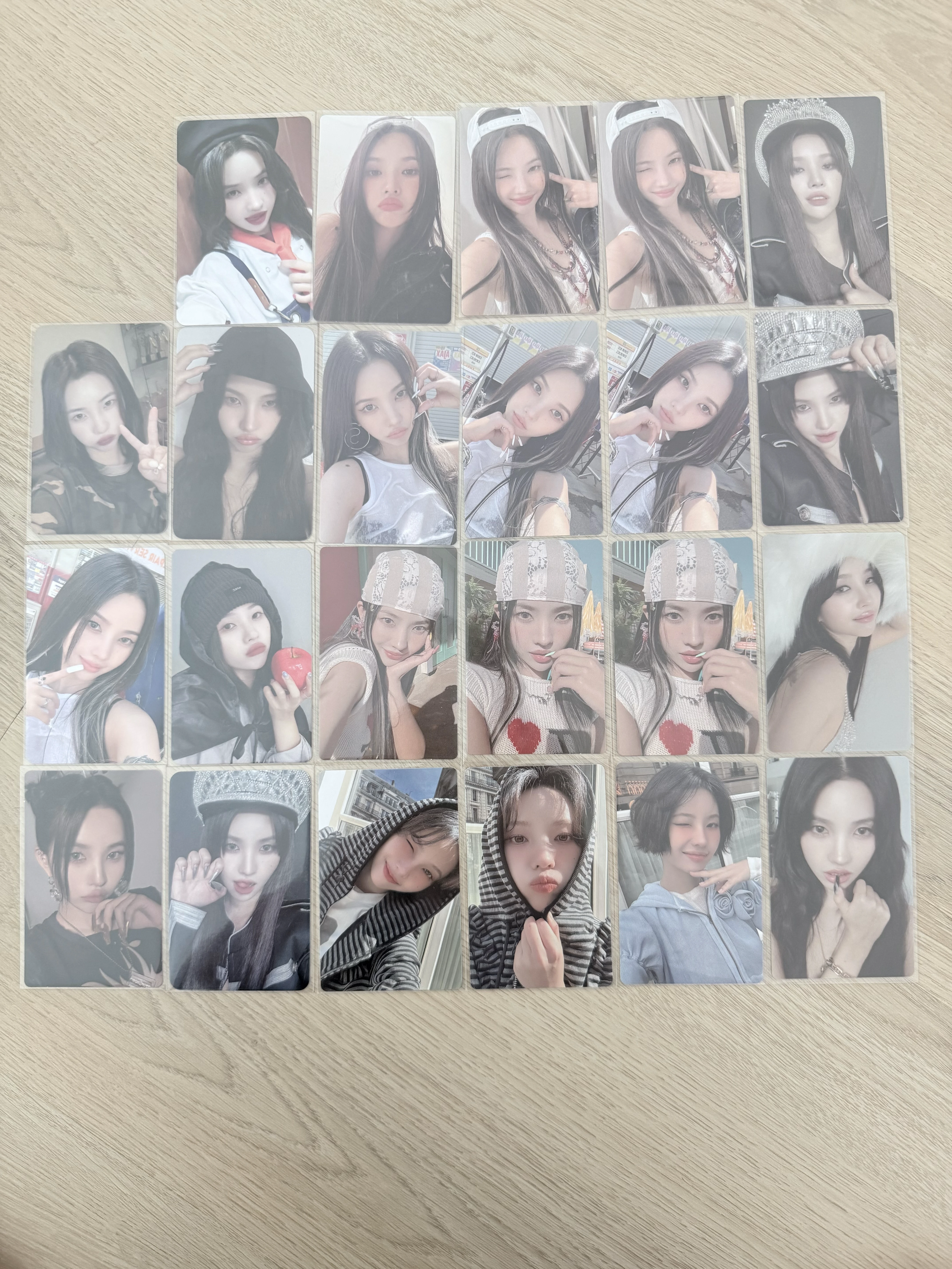Soyeon I-DLE Official Photocard set listing photo 1