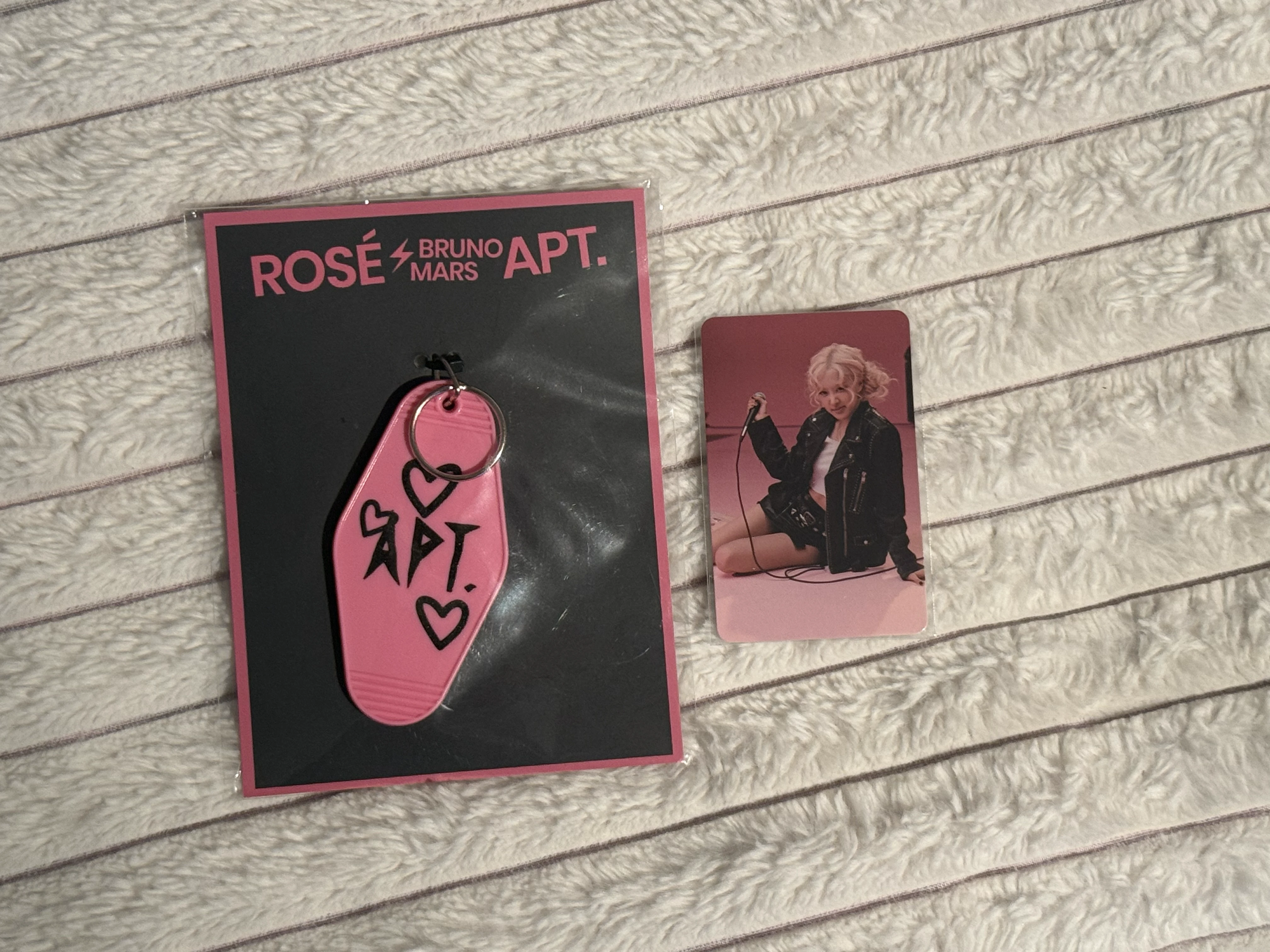 Rosé keyring + pc set listing photo 1