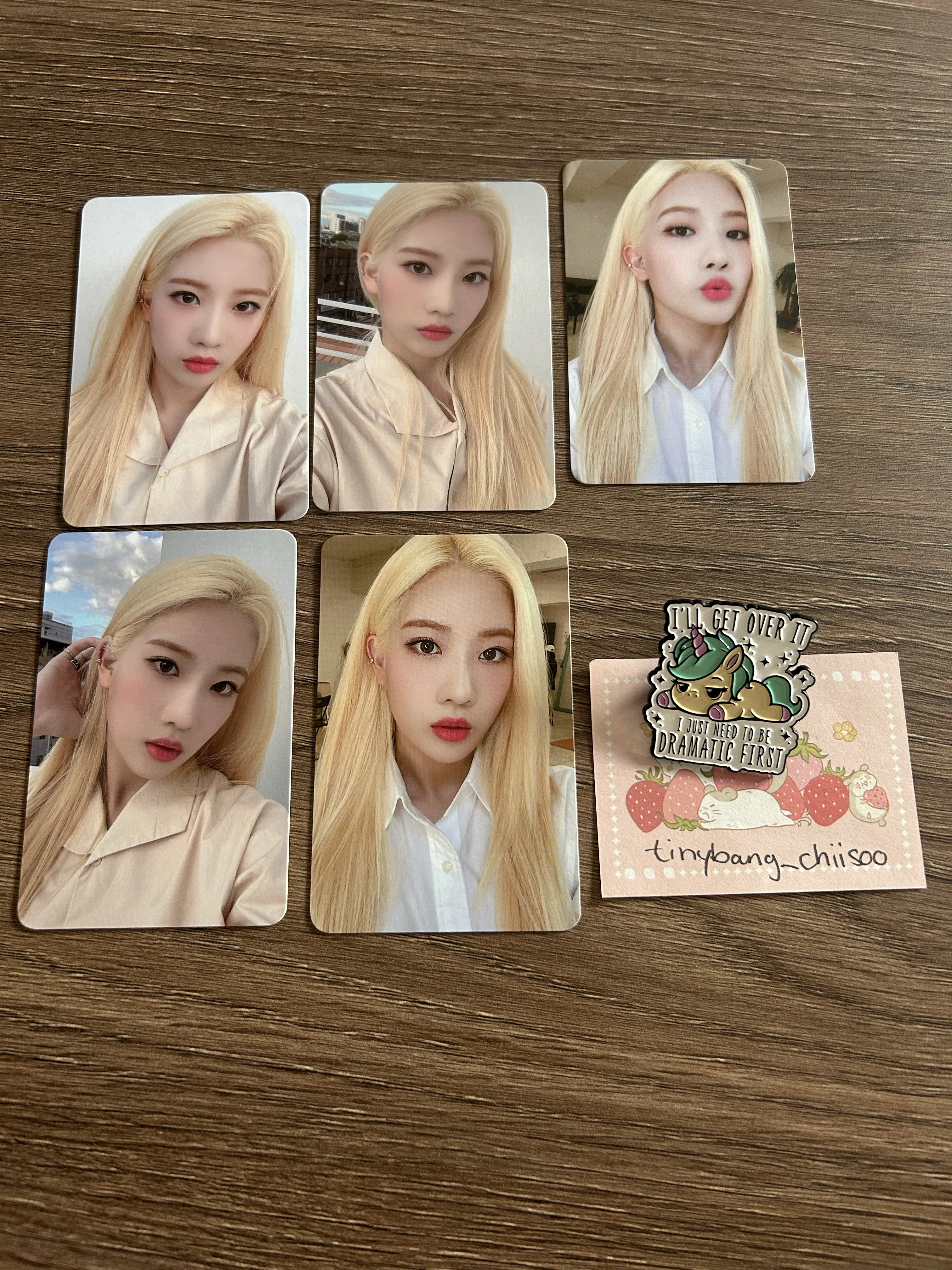 Kim Lip 2021 Season Greeting set listing photo 1