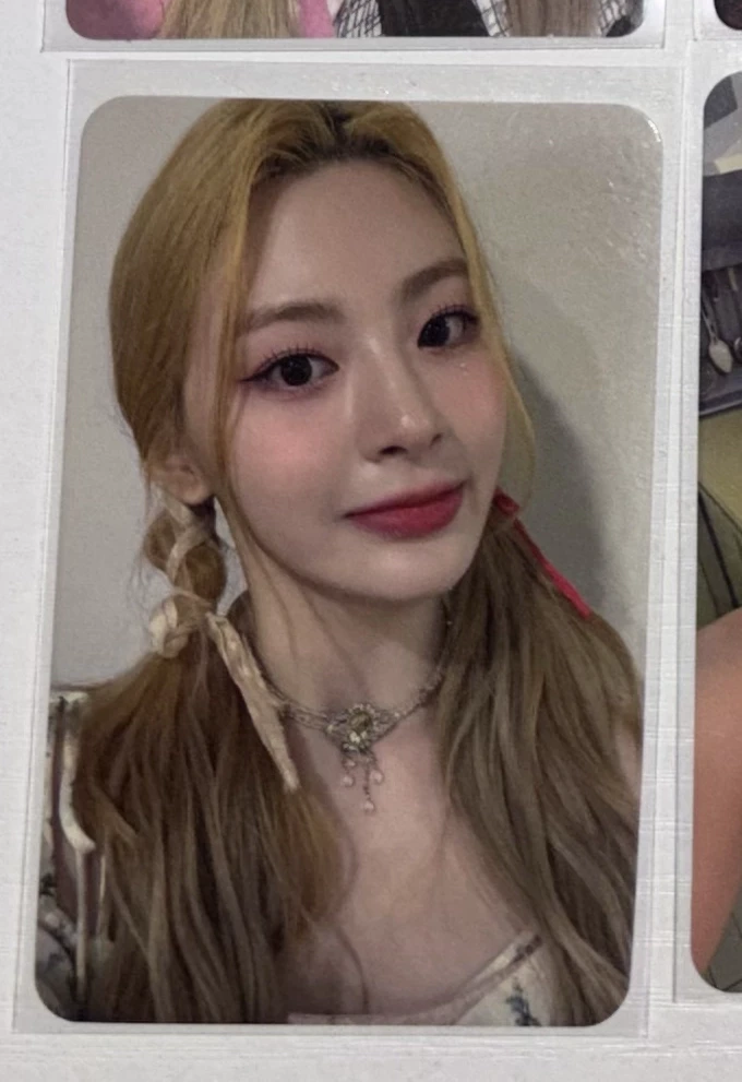 STAYC Seeun STAYC - Seeun - WE NEED LOVE Album lucky draw apple music listing photo 1