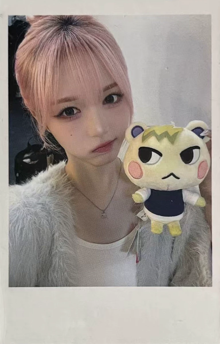 tripleS Chaewon tripleS - Chaewon - Beyond Beauty Album jump up round 9 video call/fancall polaroid listing photo 1