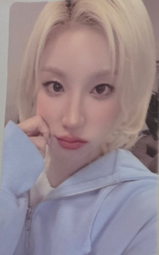 i-dle Yuqi (G)I-DLE - Yuqi - Motivation Album listing photo 1