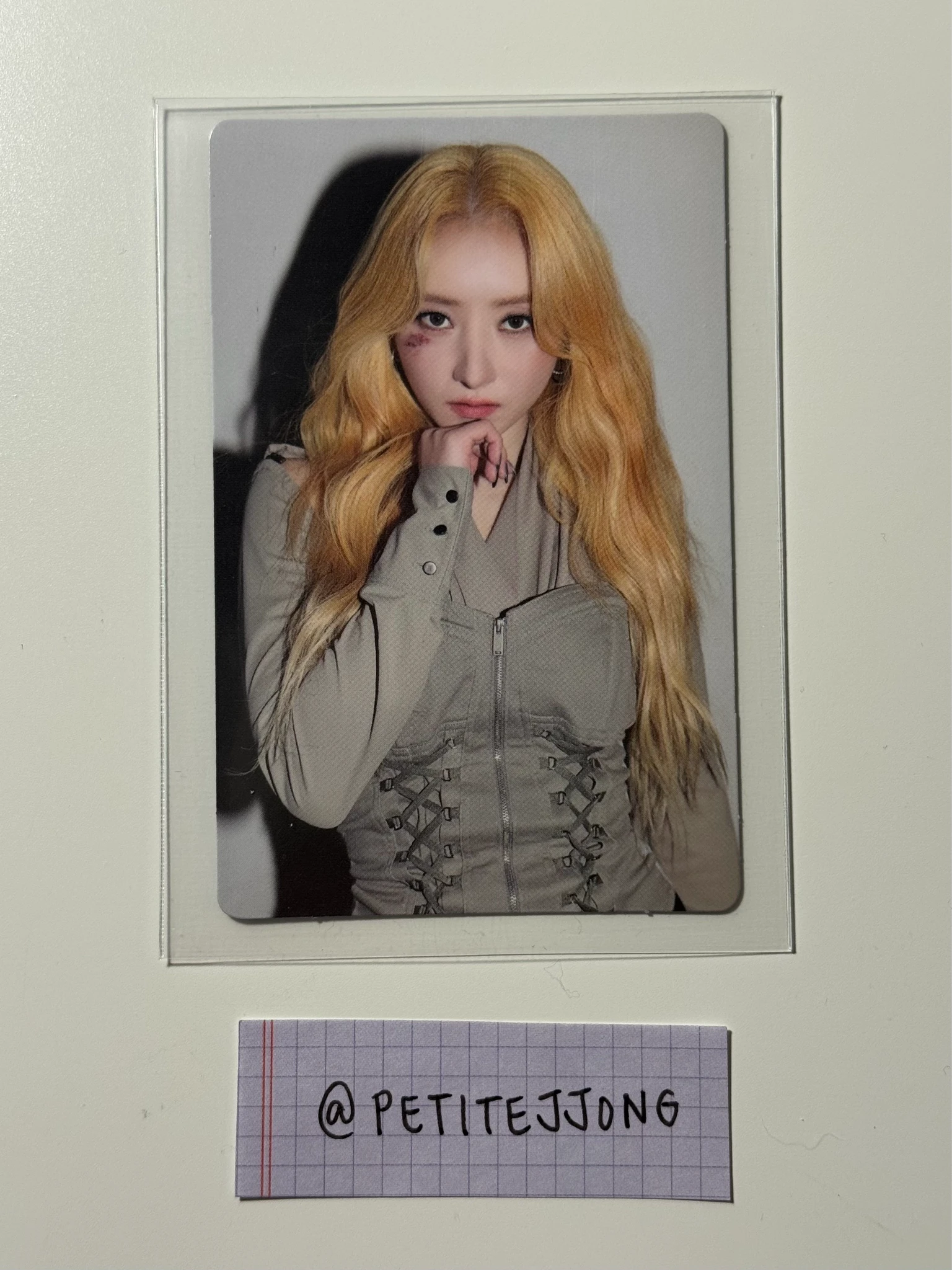 Dreamcatcher SuA Dreamcatcher - SuA - Apocalypse : Save Us Album album photocard A. V. E. ver. listing photo 1