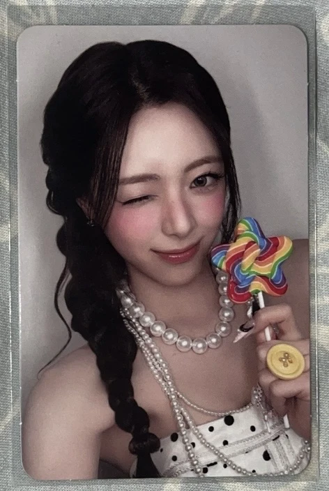 ITZY Yuna ITZY - Yuna - Motto Album A version album photocard listing photo 1