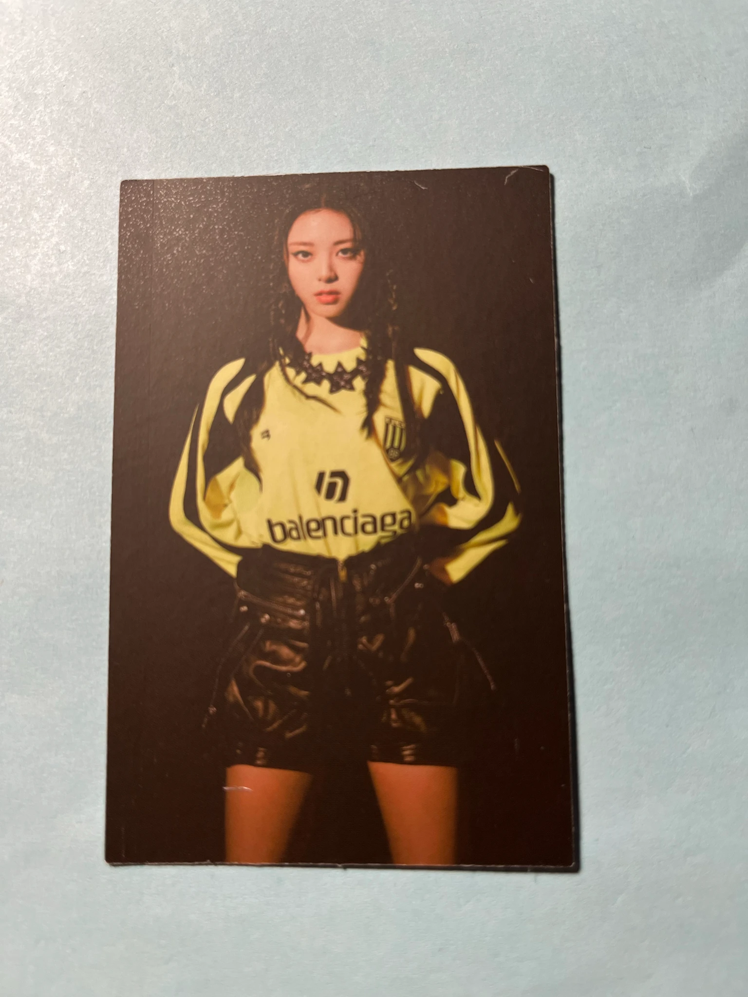 ITZY Yuna ITZY - Yuna - GUESS WHO Album album photocard double-sided front side pre-order benefit (pob) non-selfie concept photocard listing photo 1