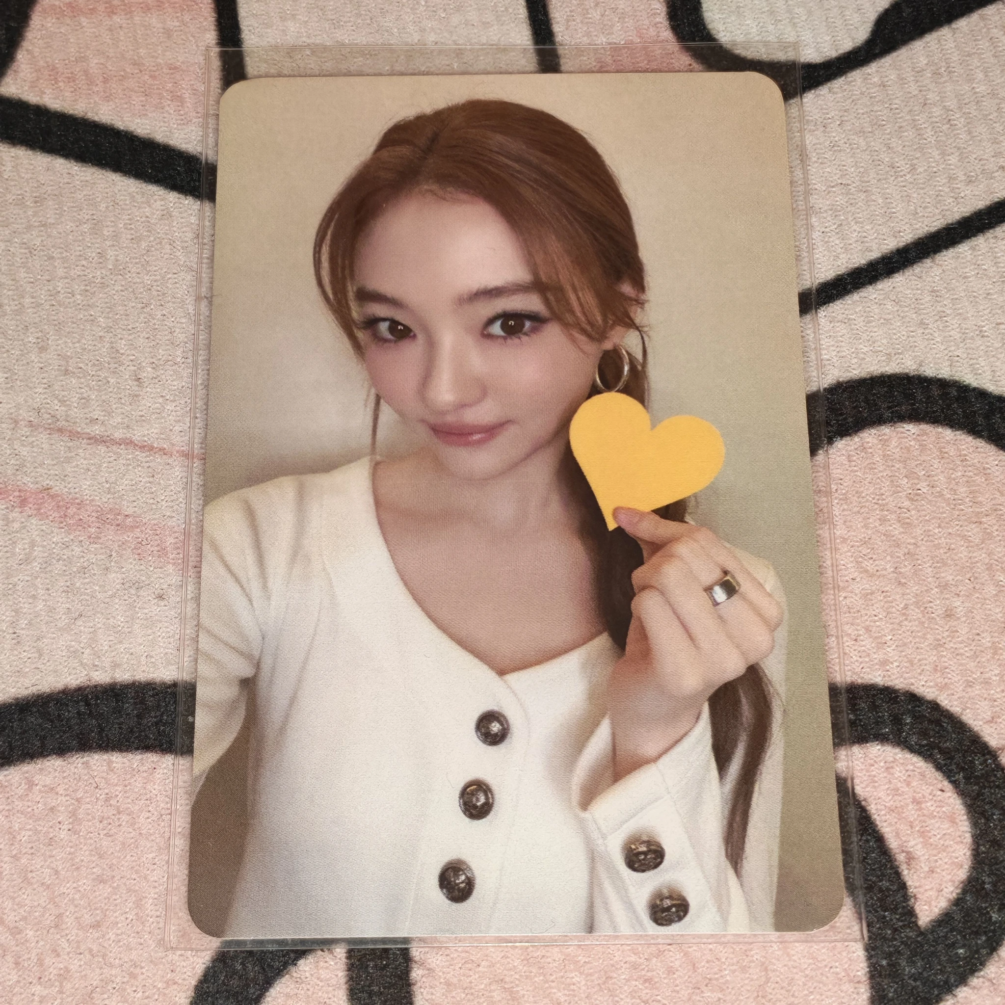 MEOVV Ella MEOVV - Ella - BITE NOW Album broadcast music bank listing photo 1