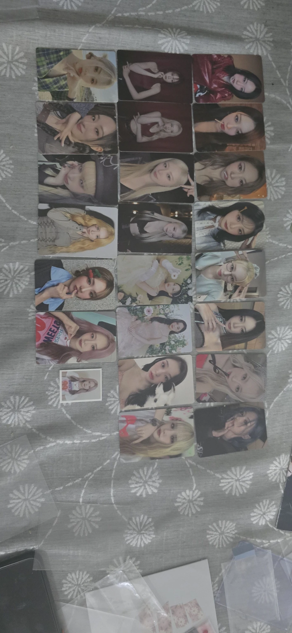 Dreamcatcher JiU Dreamcatcher - JiU - Pink Monster & Dream Kiss Other pink monster version kit inclusion photocard set listing photo 1