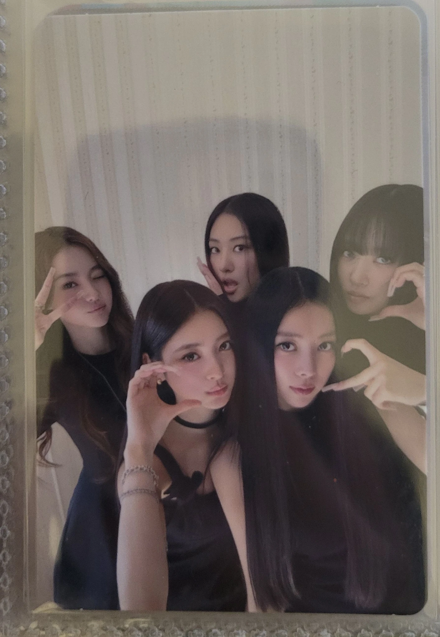 MEOVV MEOVV - MY EYES OPEN VVIDE Album US exclusive album photocard listing photo 1