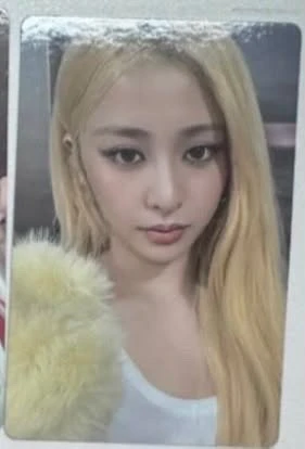 LE SSERAFIM Huh Yunjin LE SSERAFIM - Huh Yunjin - ICONIC BY MISTAKE Album merch photocard photocard set listing photo 1