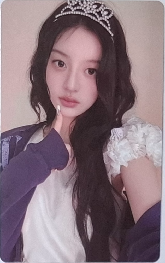 ILLIT Minju ILLIT - Minju - MAMIHLAPINATAPAI Album listing photo 1