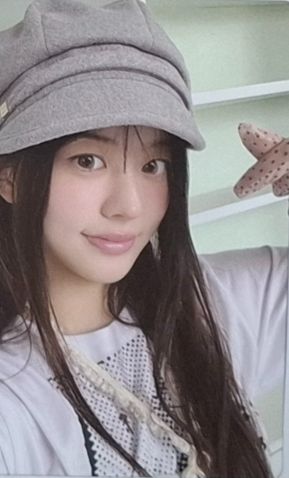 ILLIT Minju ILLIT - bomb Album target exclusive listing photo 1