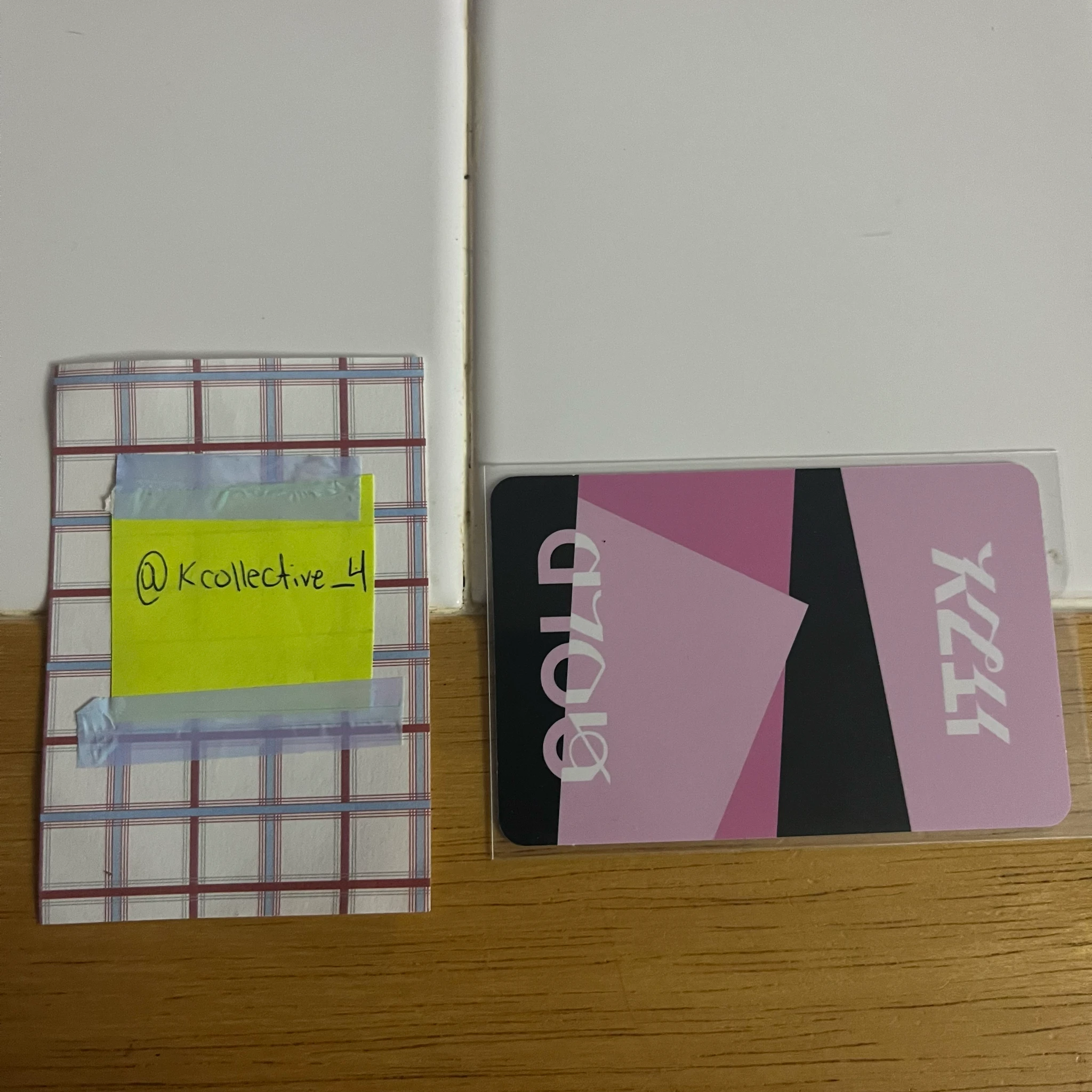 ITZY ITZY - GOLD Album barnes & noble exclusive horizontal listing photo 2
