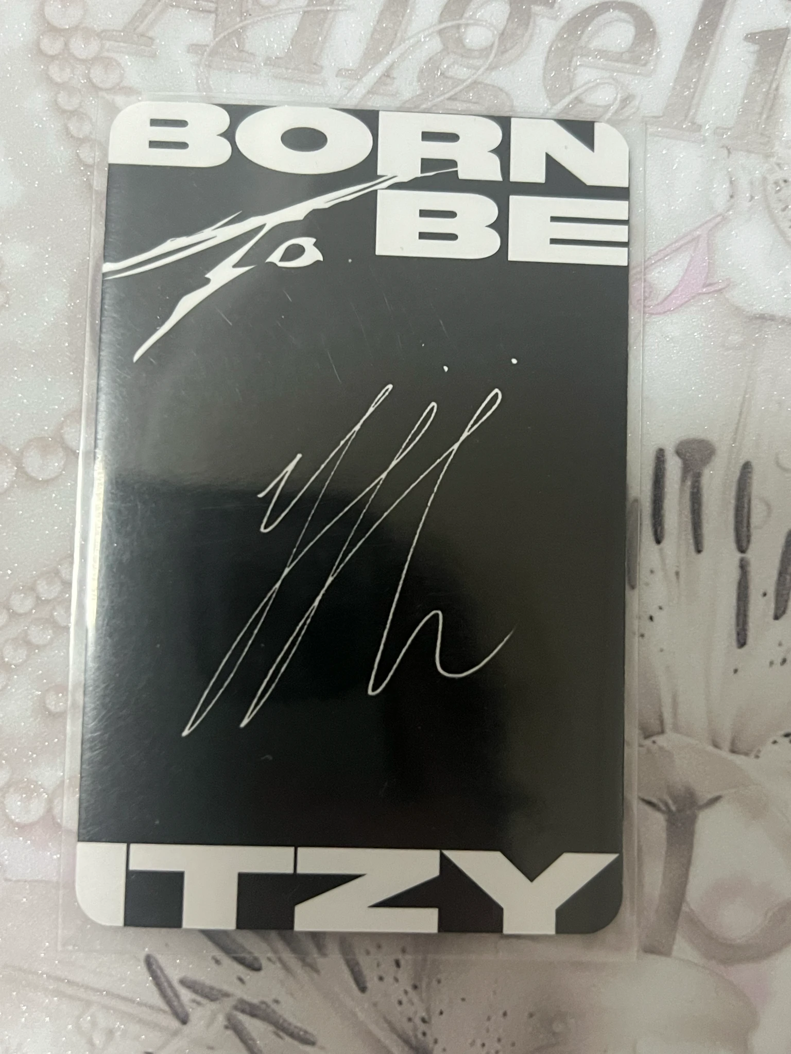ITZY Ryujin ITZY - Ryujin - BORN TO BE Album A Ver. black back listing photo 2