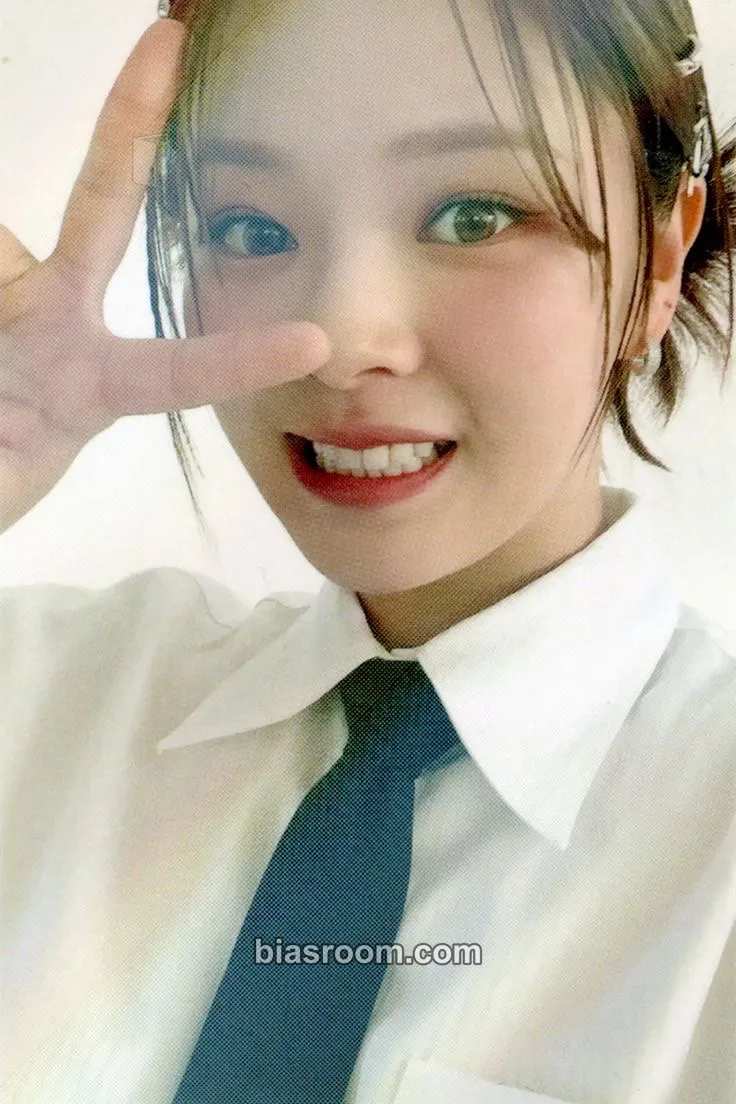 Jeongyeon TWICE 5th World Tour Ready to Be Photocard - TWICE - TWICE K-pop photocard