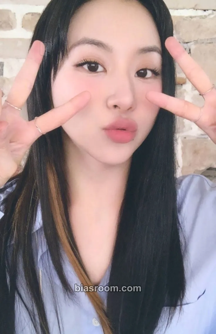 Chaeyoung 2023 Japan Season's Greetings: SECRET LIFE @OFFICE Photocard - TWICE - TWICE K-pop photocard