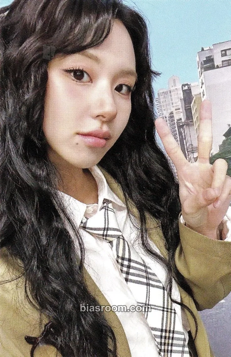 Chaeyoung 2024 Season’s Greetings: Twice News Room Photocard - TWICE - TWICE K-pop photocard