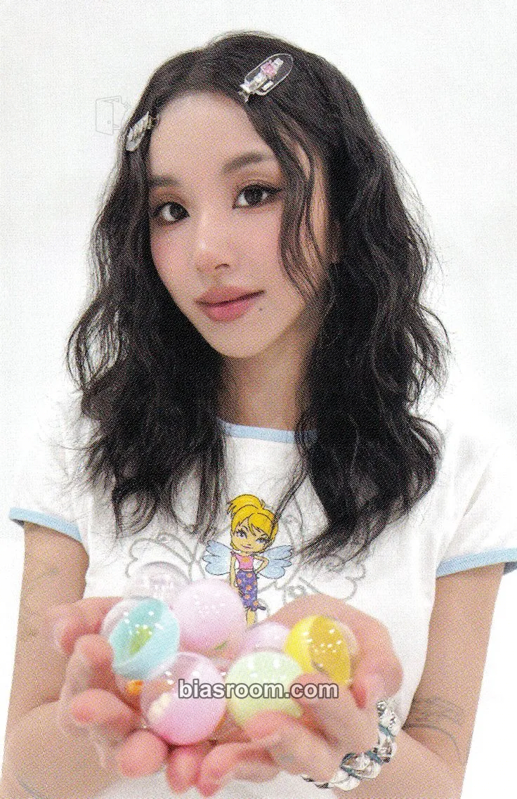 Chaeyoung 2025 Season’s Greetings: Collector Photocard - TWICE - TWICE K-pop photocard