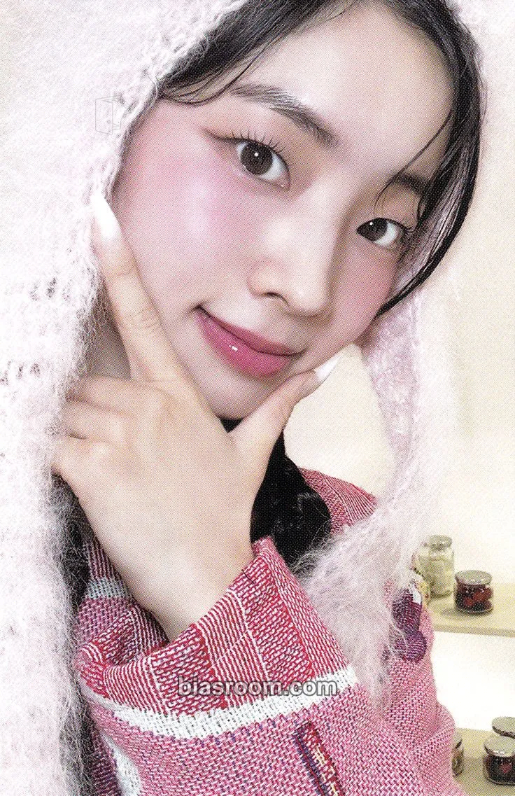 Dahyun 2025 Season’s Greetings: Collector Photocard - TWICE - TWICE K-pop photocard