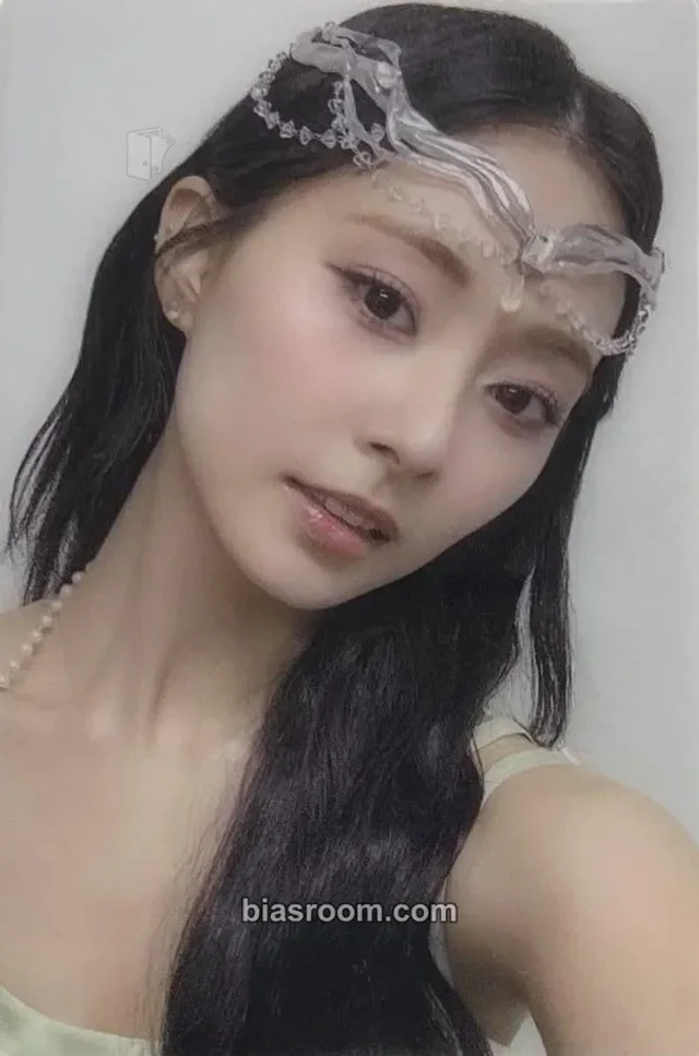 TWICE-Tzuyu-Album-dive