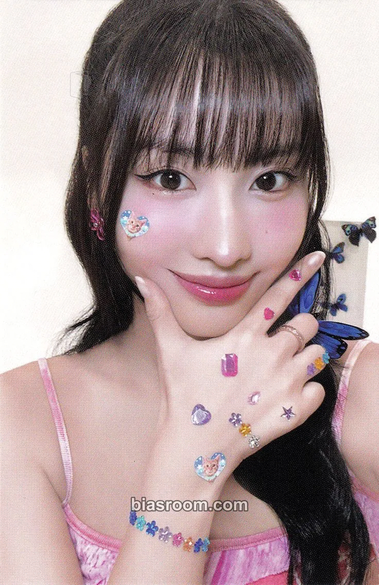 Momo 2025 Season’s Greetings: Collector Photocard - TWICE - TWICE K-pop photocard