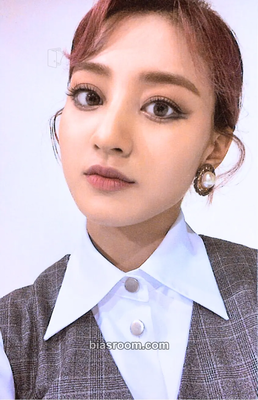 Jihyo Eyes Wide Open Photocard - TWICE - TWICE K-pop photocard