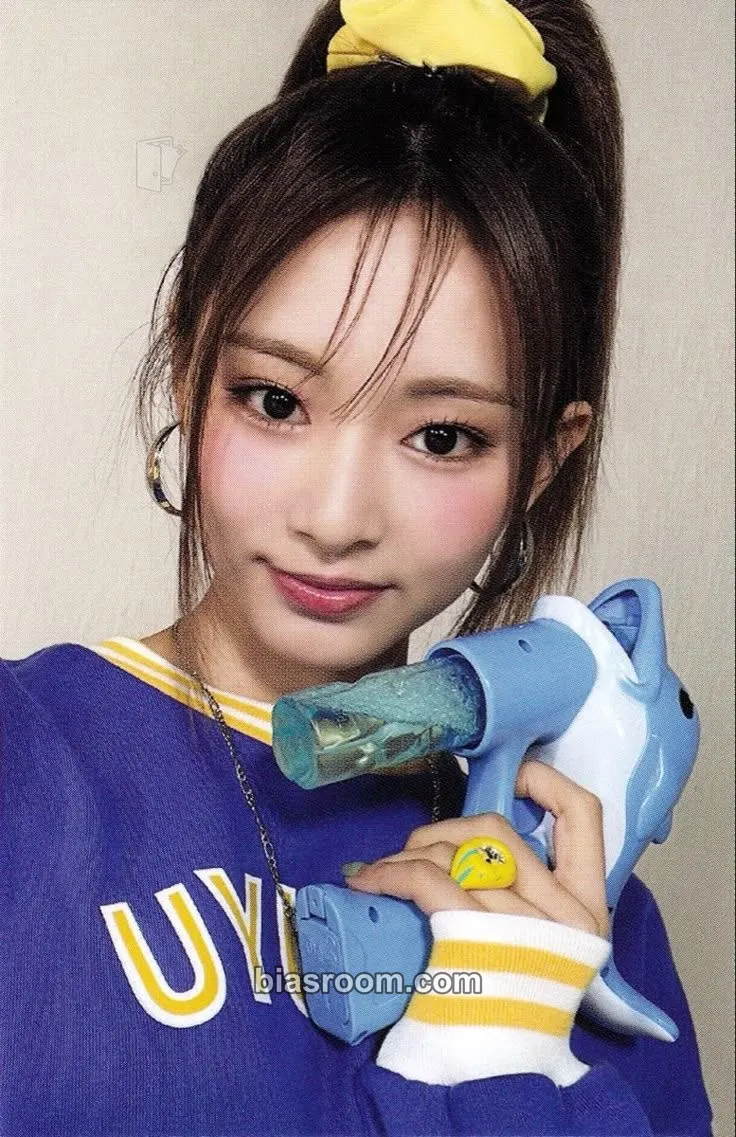Tzuyu ONCE Fanclub 4th Generation: TWICE-ZINE Photocard - TWICE - TWICE K-pop photocard