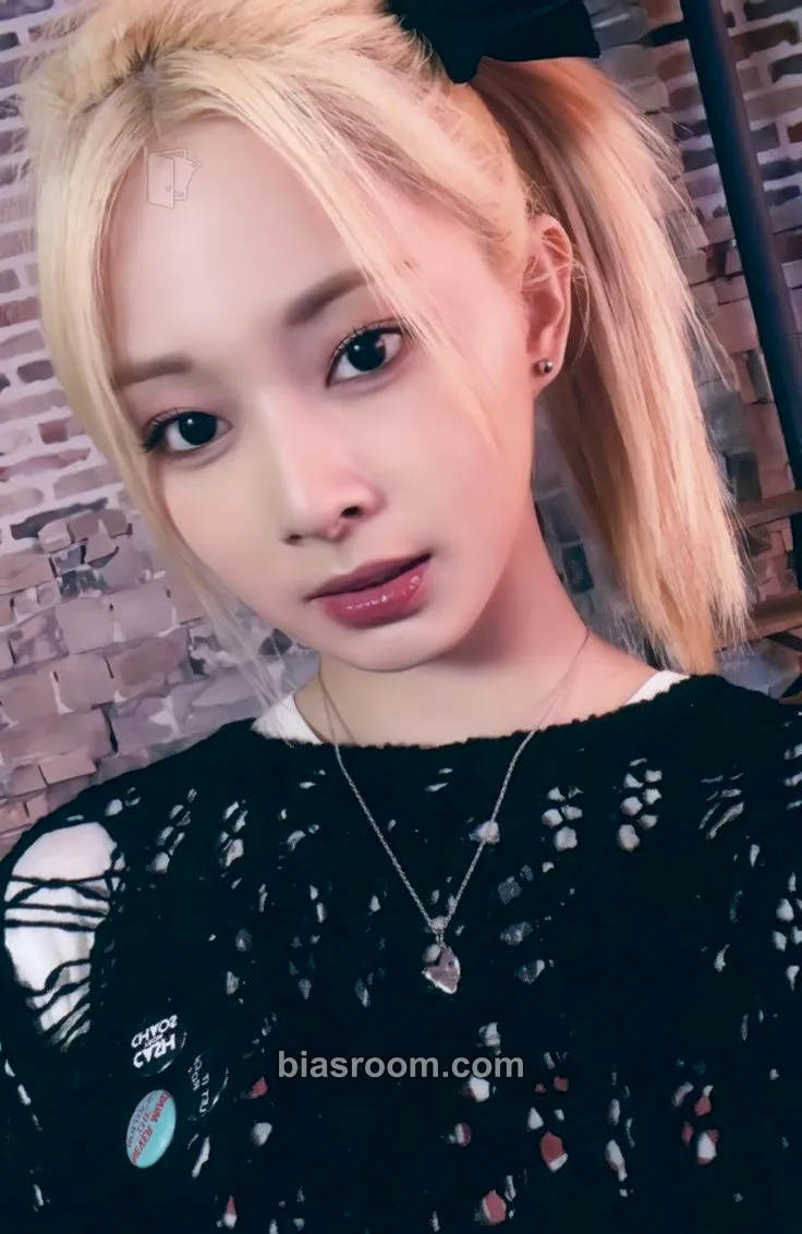 Tzuyu 2023 Season's Greetings: SECRET LIFE @HOUSE Photocard - TWICE - TWICE K-pop photocard