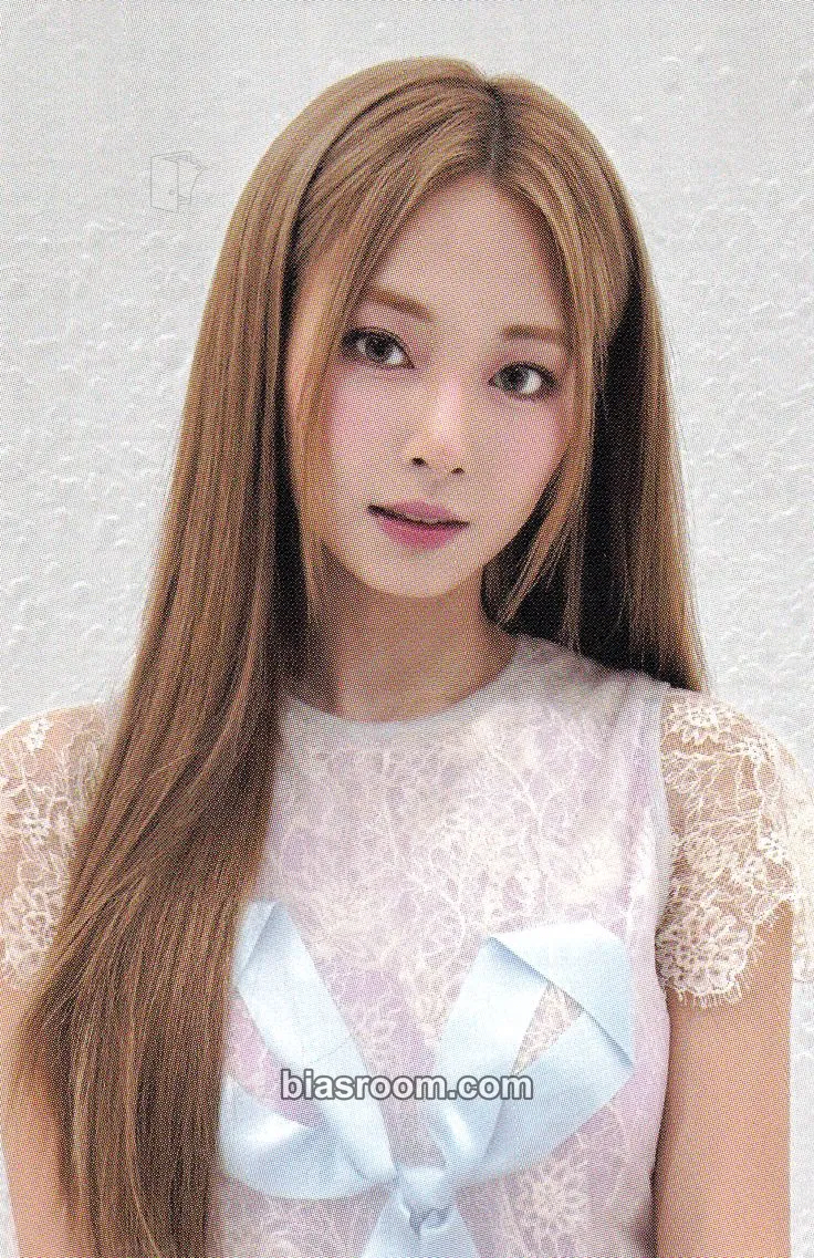 Tzuyu 2025 Season’s Greetings: Collector Photocard - TWICE - TWICE K-pop photocard