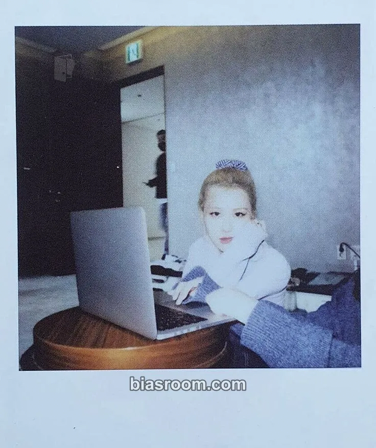 Rosé Rosé -R- Photobook Special Edition Photocard - BLACKPINK - BLACKPINK K-pop photocard