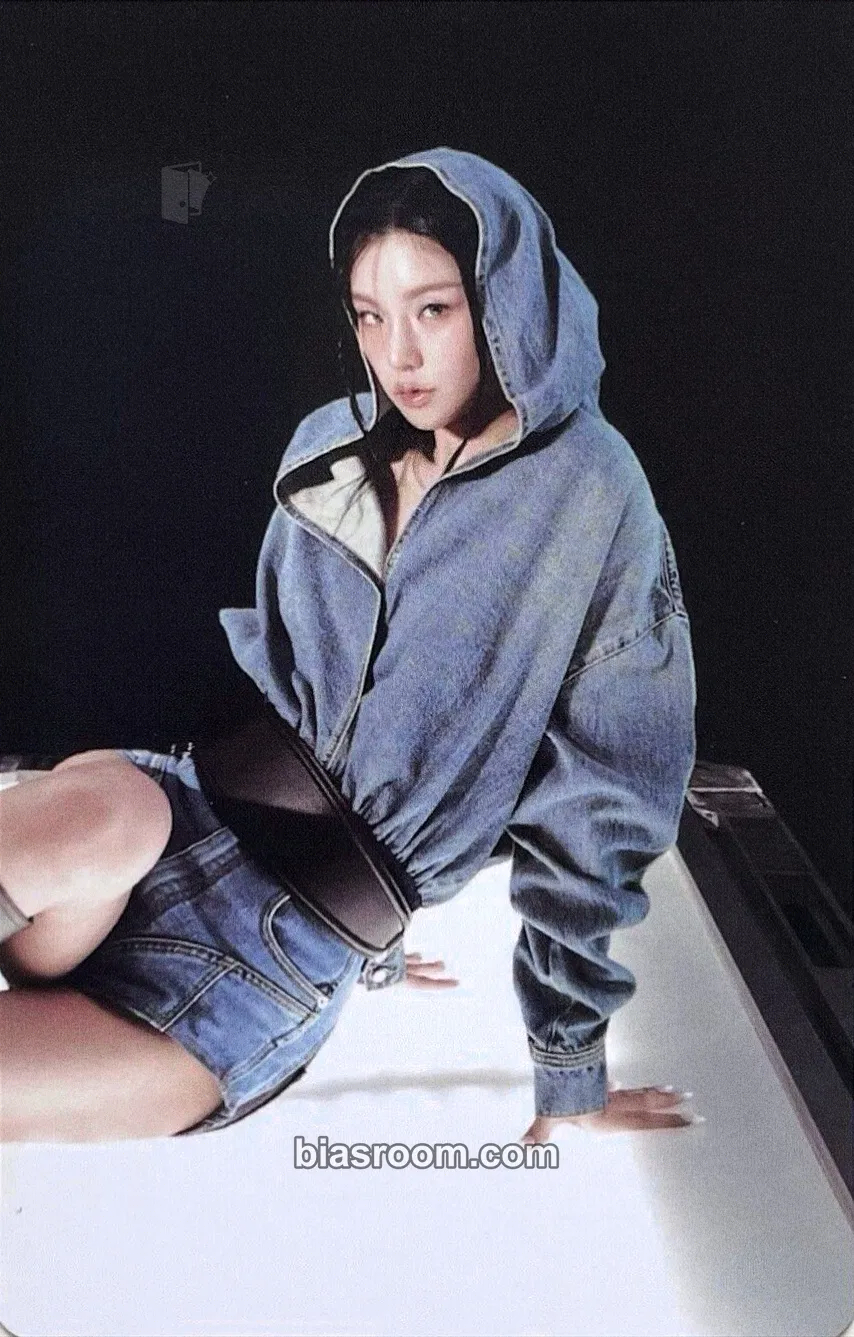 Yeji Air Photocard - ITZY - ITZY K-pop photocard