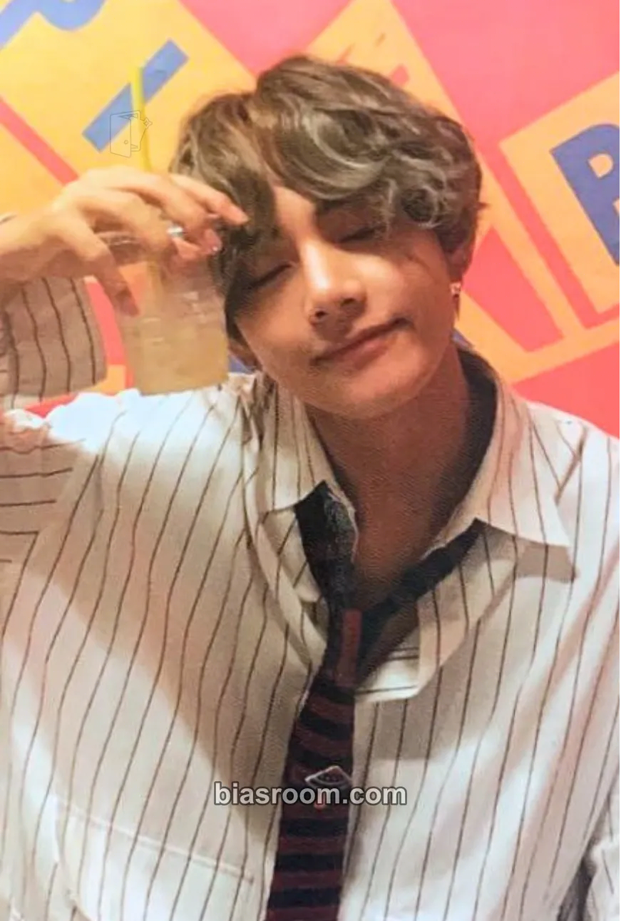 V Love Yourself: Her Photocard - BTS - BTS K-pop photocard