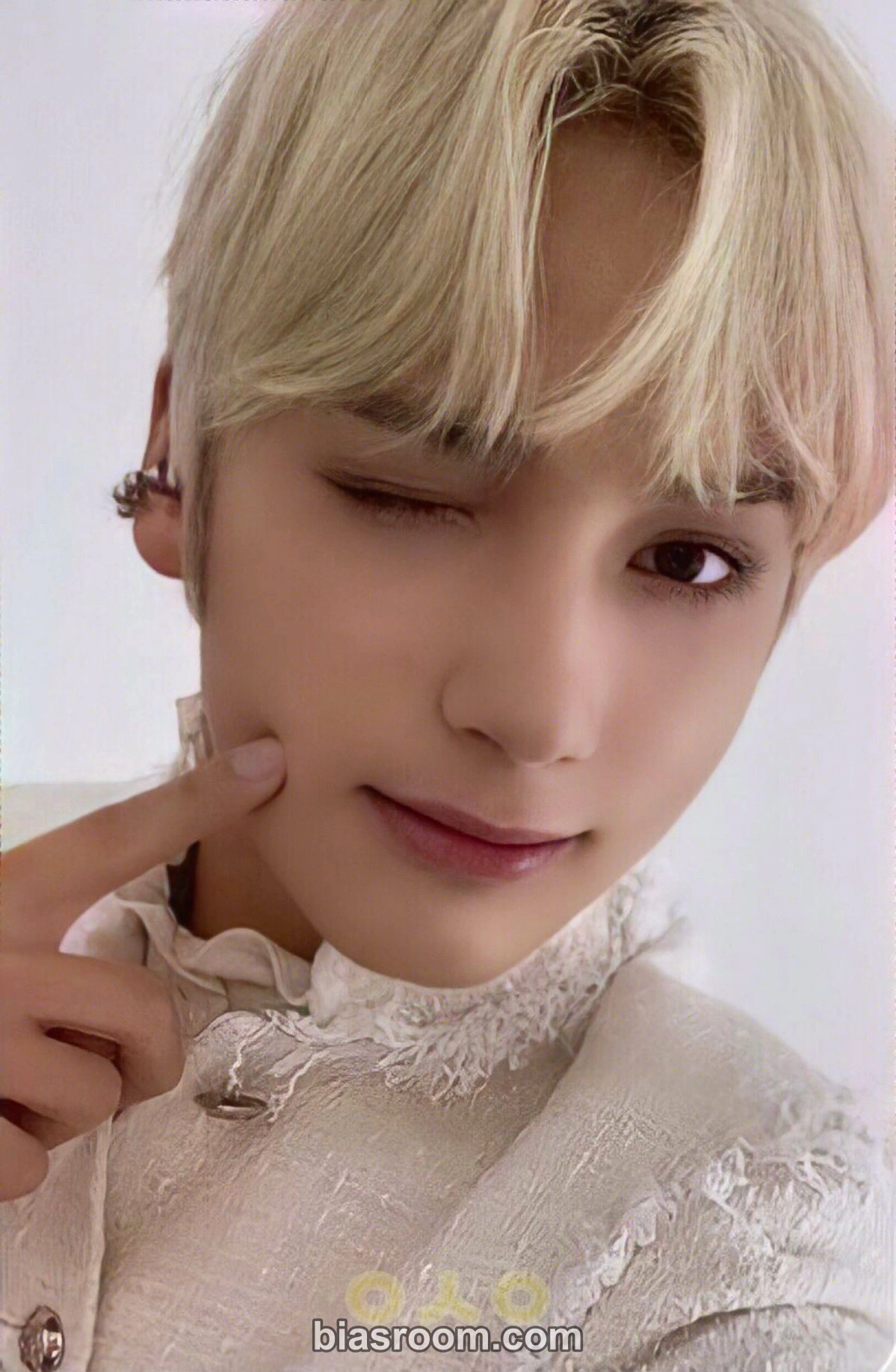 Huening Kai The Chaos Chapter: Fight or Escape Photocard - TOMORROW X TOGETHER - TOMORROW X TOGETHER K-pop photocard