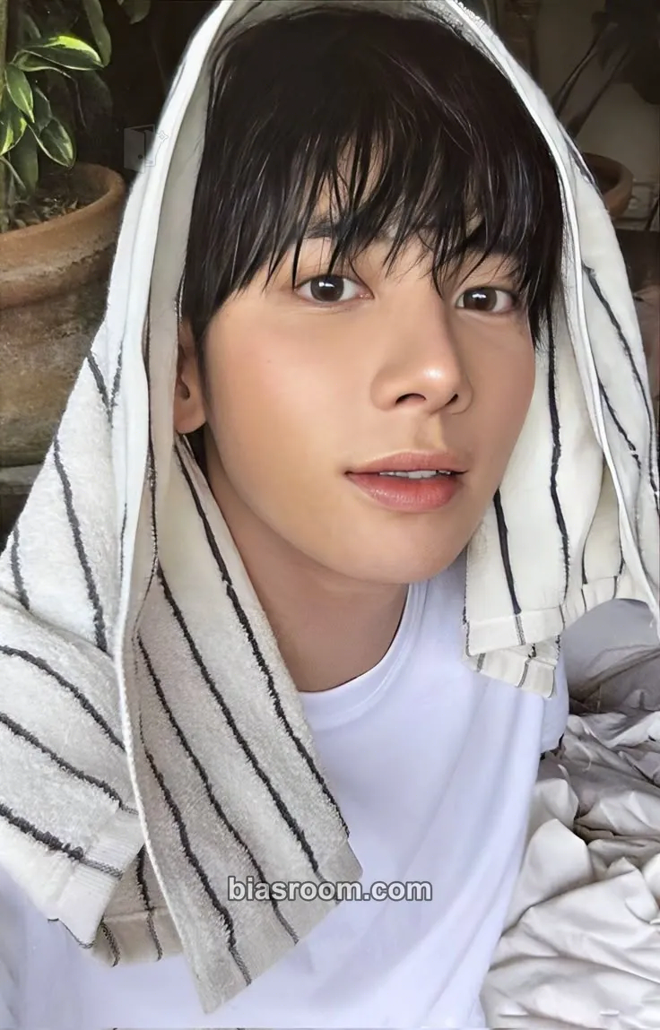 Taehyun The Star Chapter: Sanctuary Photocard - TOMORROW X TOGETHER - TOMORROW X TOGETHER K-pop photocard