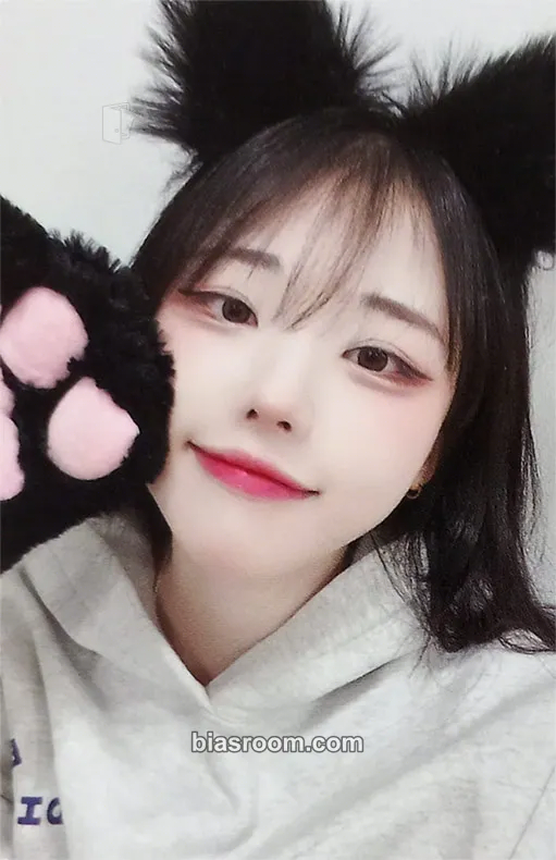 Hina Harmony From Discord Photocard - QWER - QWER K-pop photocard