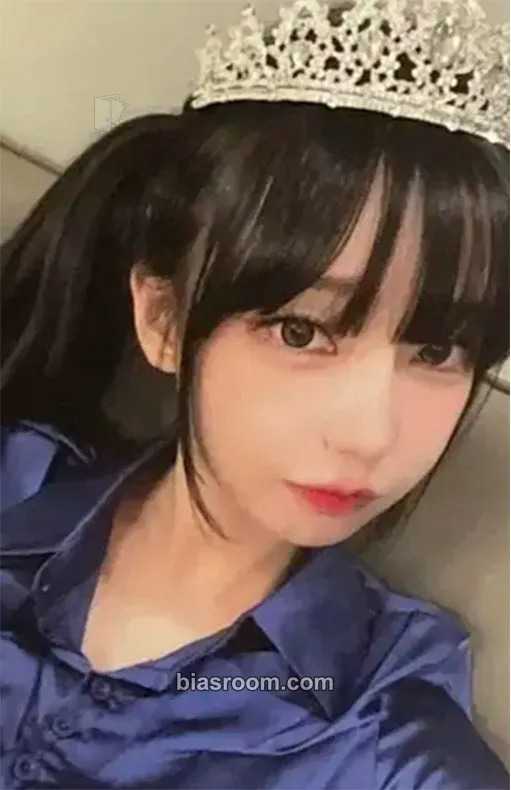 Magenta Harmony From Discord Photocard - QWER - QWER K-pop photocard