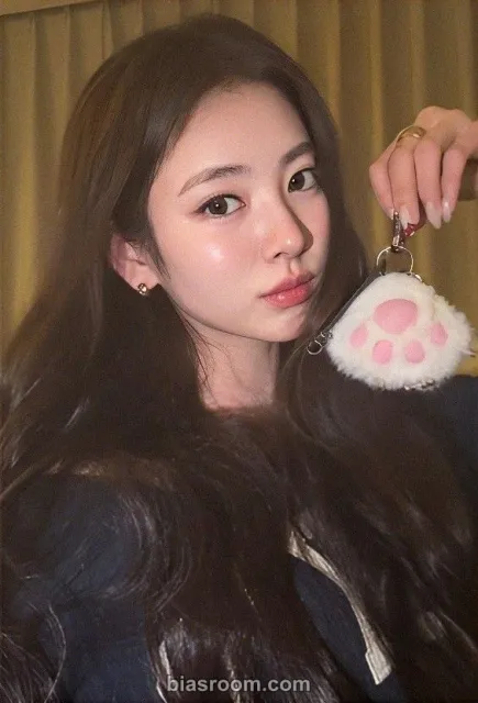 MEOVV - Anna - MY EYES OPEN VVIDE Album jelly paw ver qr card B