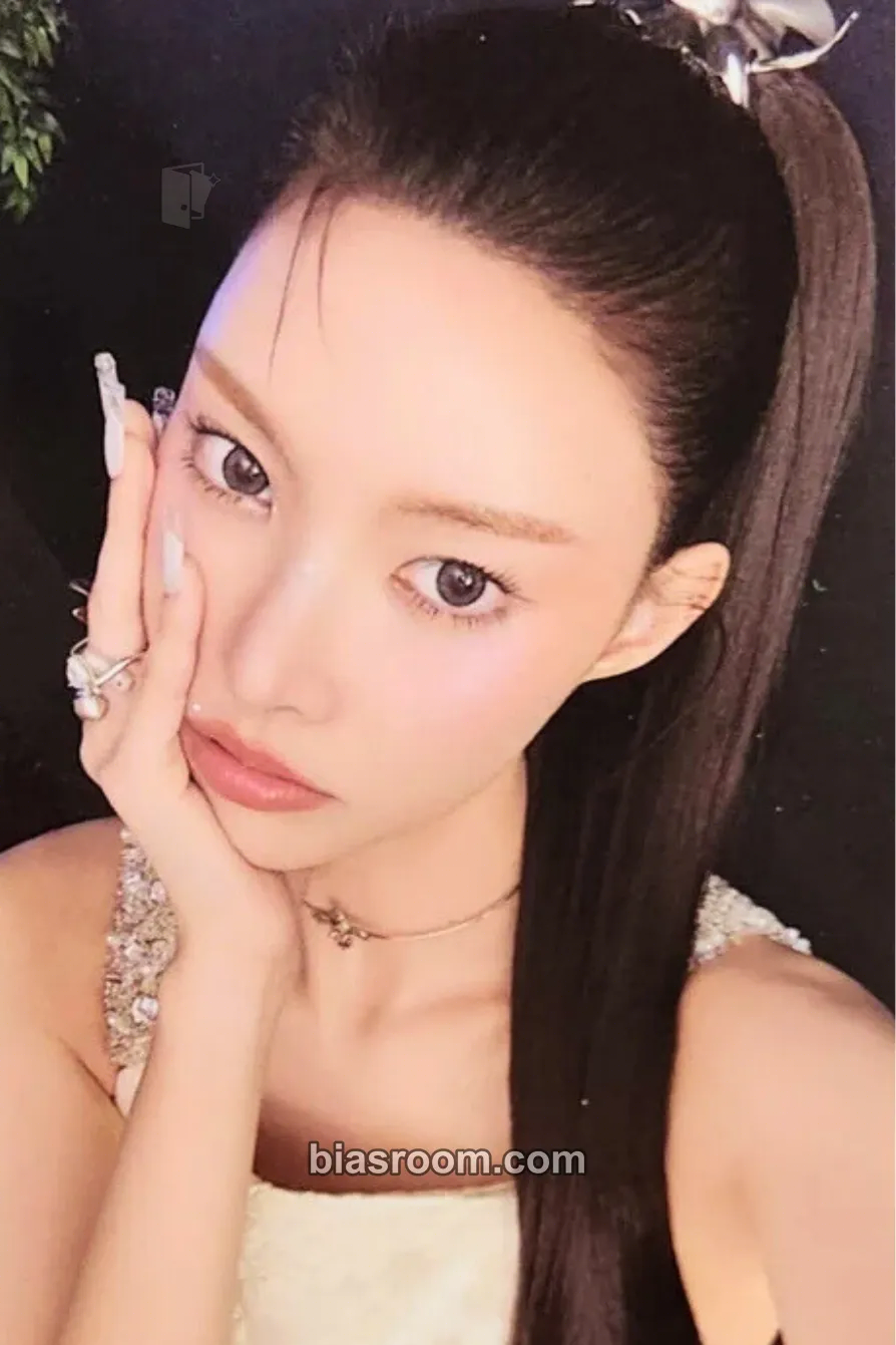 Yunah bomb Photocard - ILLIT - ILLIT K-pop photocard