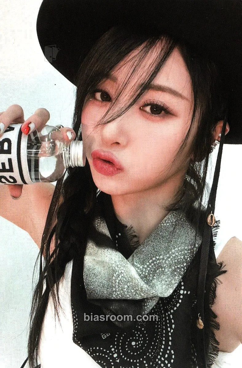 Huh Yunjin UNFORGIVEN Photocard - LE SSERAFIM - LE SSERAFIM K-pop photocard