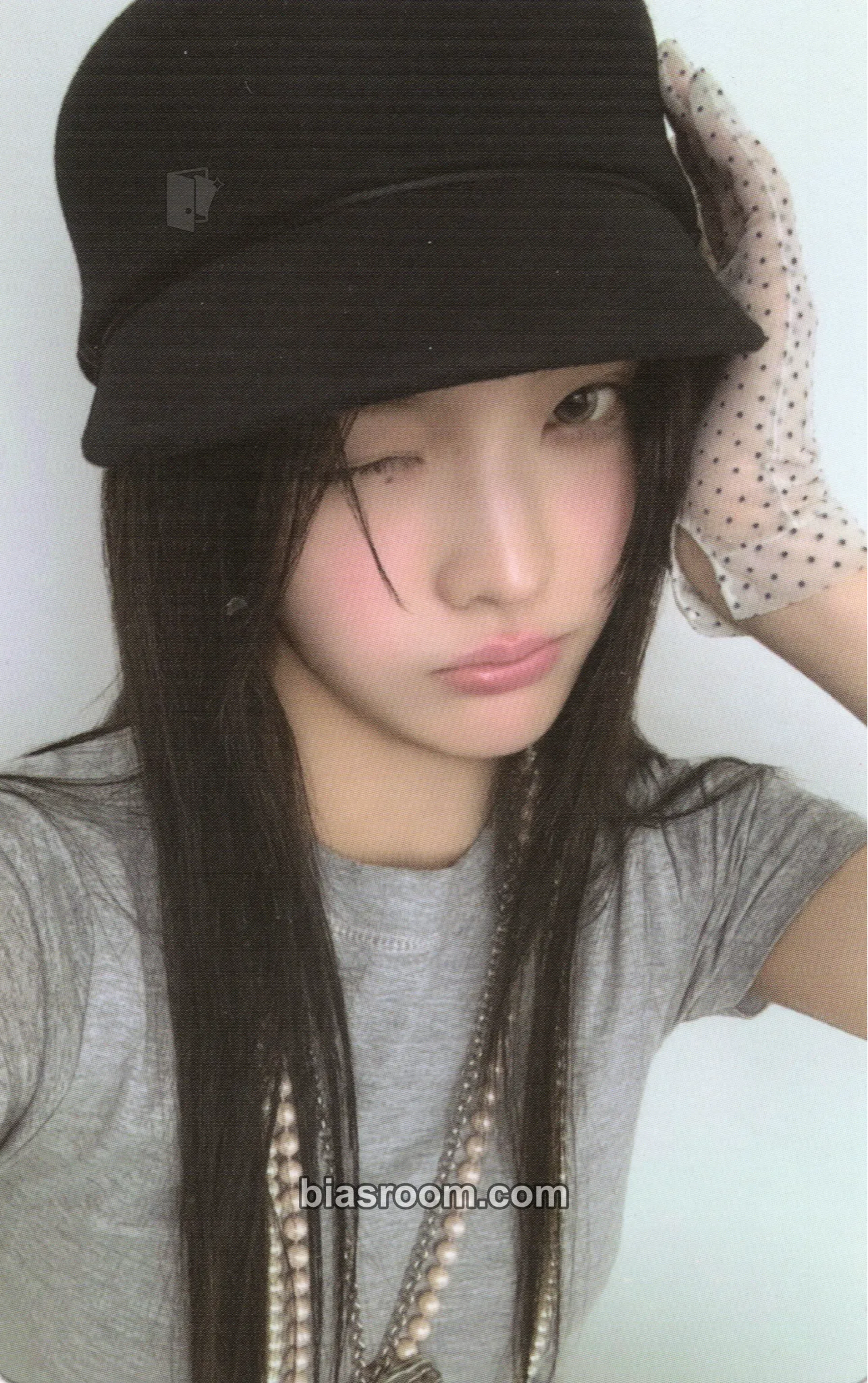 Iroha bomb Photocard - ILLIT - ILLIT K-pop photocard
