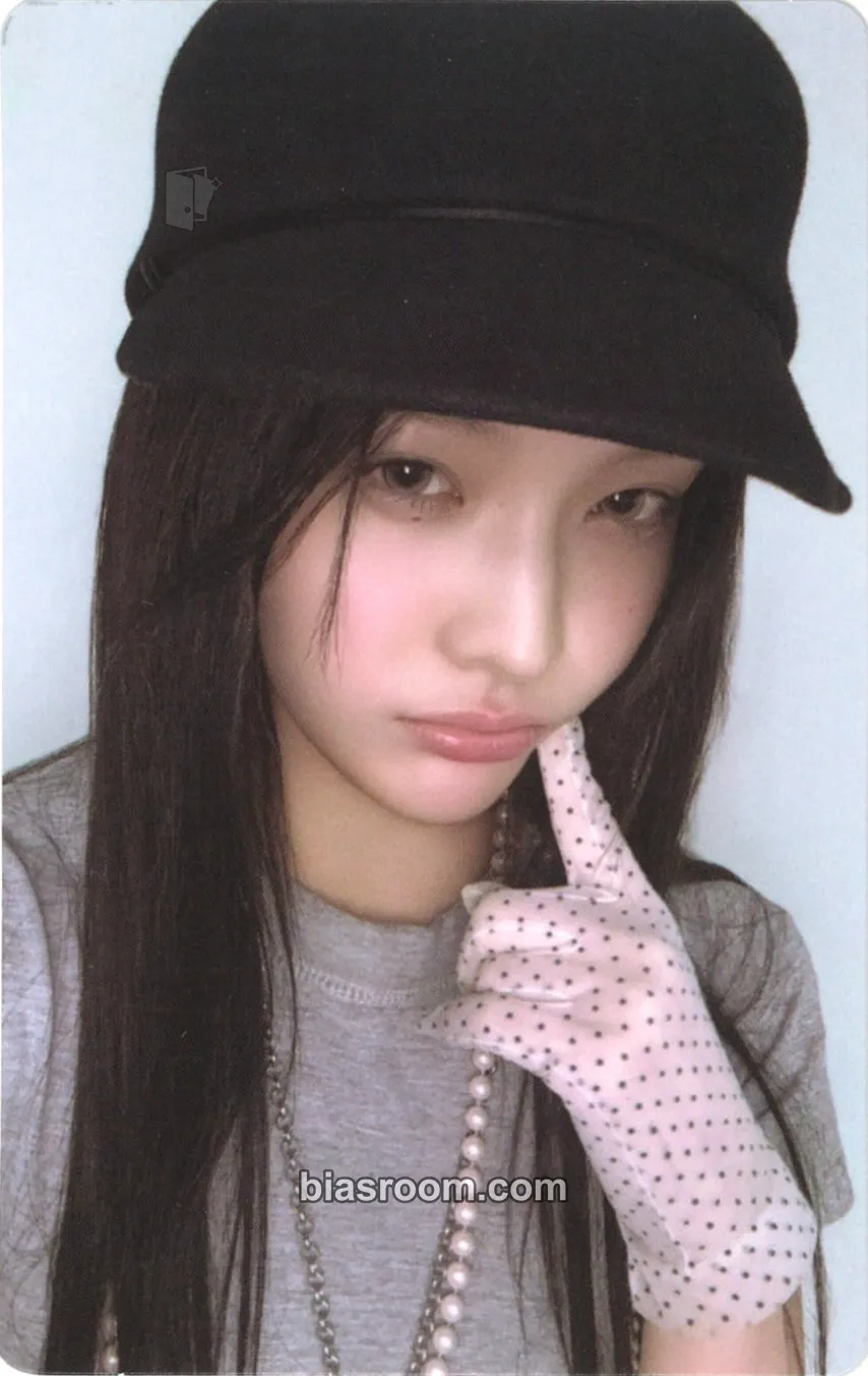 Iroha bomb Photocard - ILLIT - ILLIT K-pop photocard