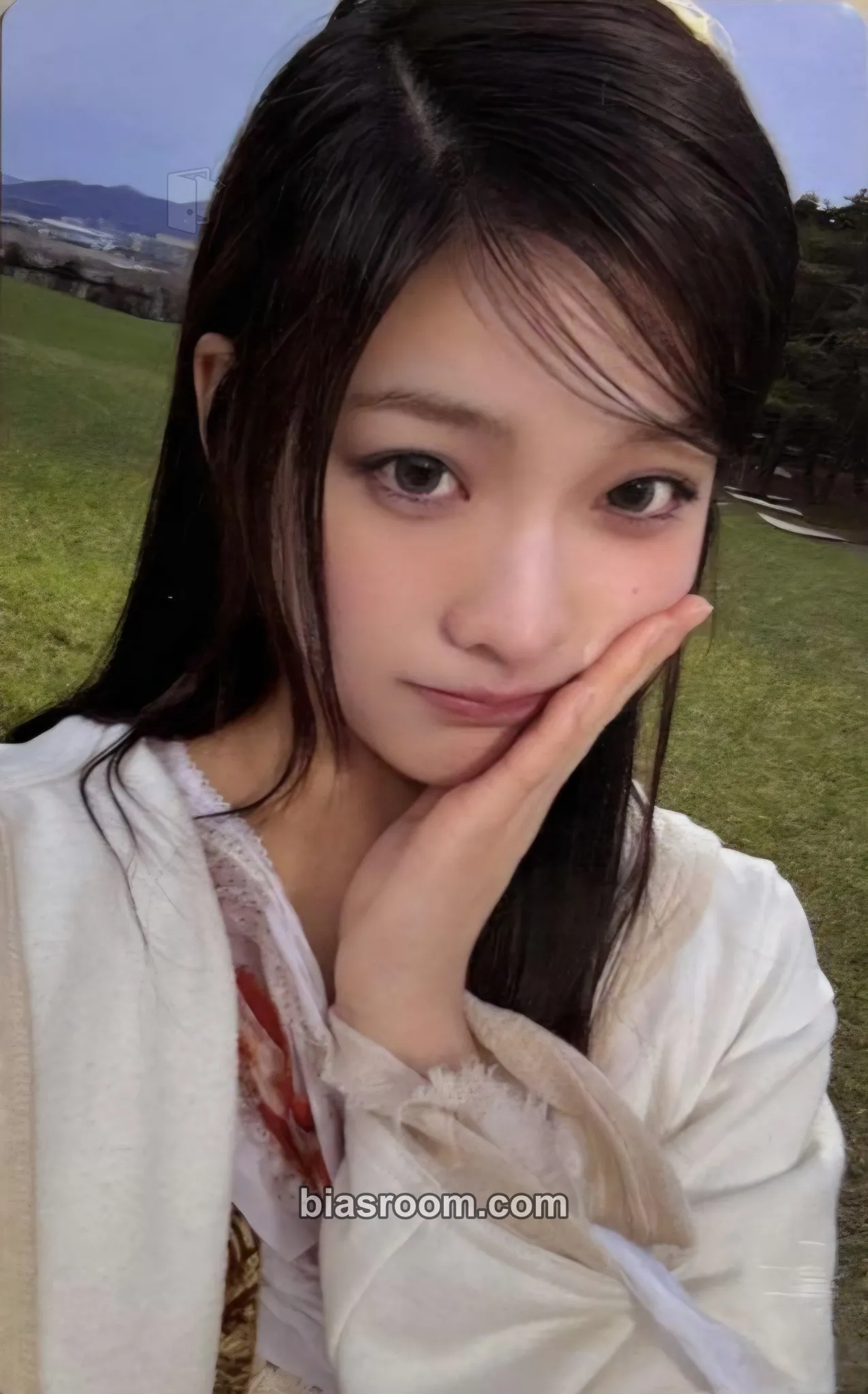 Iroha bomb Photocard - ILLIT - ILLIT K-pop photocard