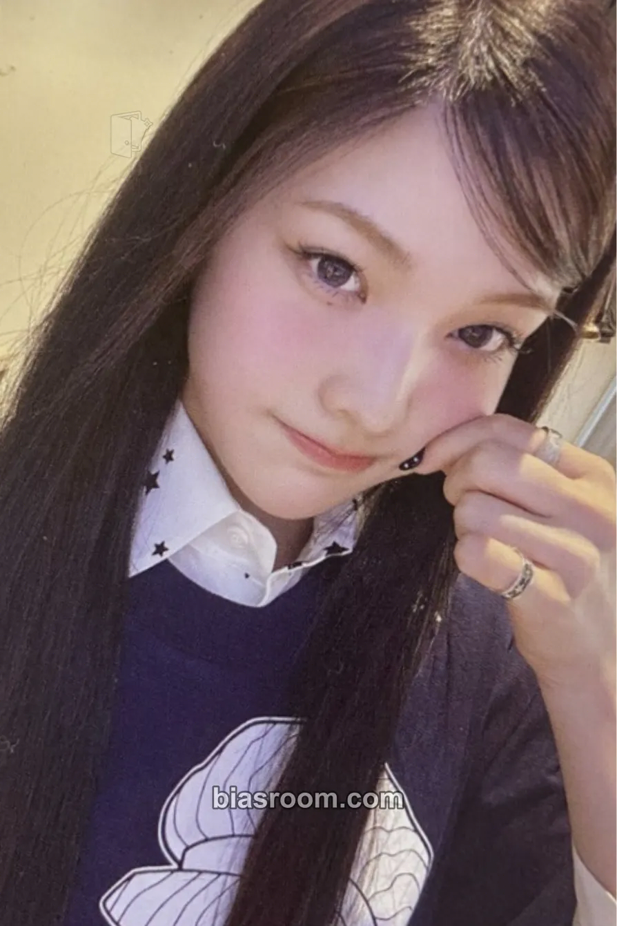 Iroha bomb Photocard - ILLIT - ILLIT K-pop photocard