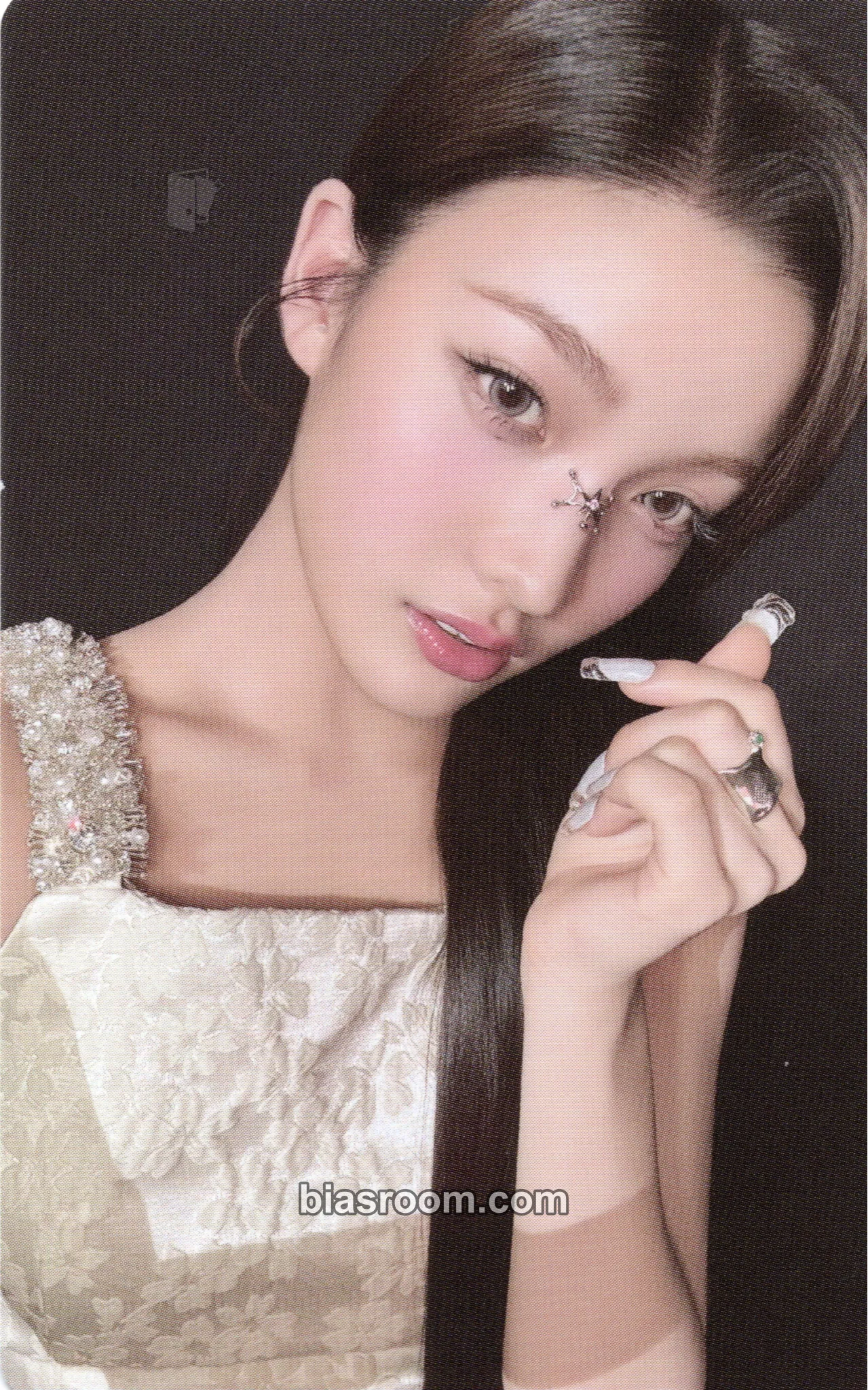 Iroha bomb Photocard - ILLIT - ILLIT K-pop photocard