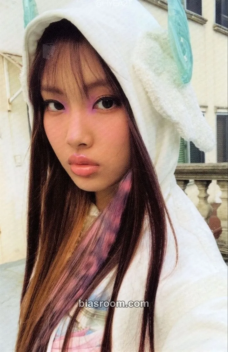 Hyein NewJeans “OMG” Photocard - NewJeans - NewJeans K-pop photocard