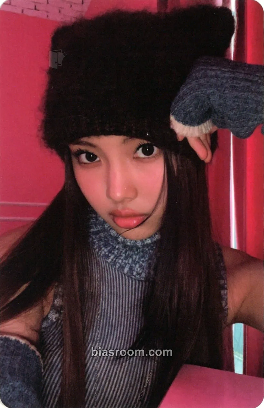 Hyein NewJeans “OMG” Photocard - NewJeans - NewJeans K-pop photocard