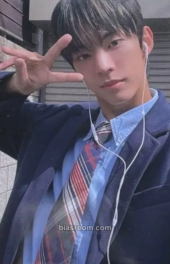 Dohoon Sparkling Blue Photocard - TWS - TWS K-pop photocard