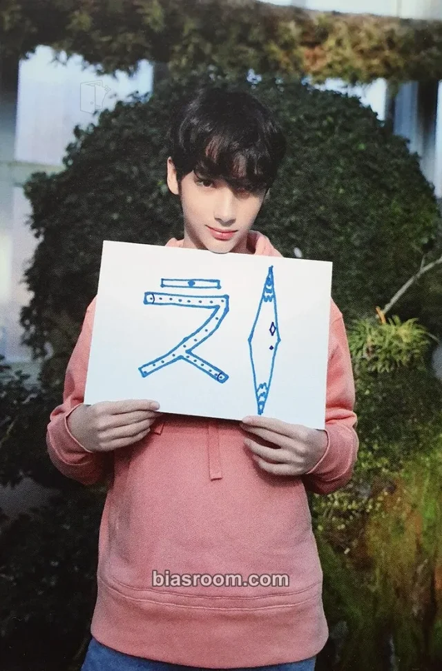 TOMORROW X TOGETHER - Huening Kai - The Dream Chapter: Star Album broadcast crown ver.