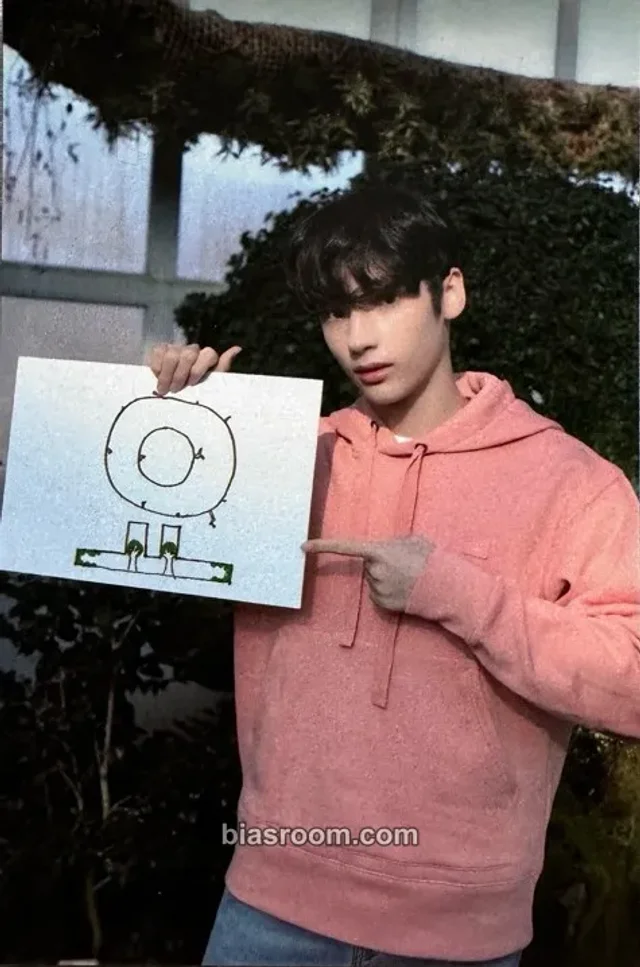 TOMORROW X TOGETHER - Huening Kai - The Dream Chapter: Star Album broadcast crown ver.