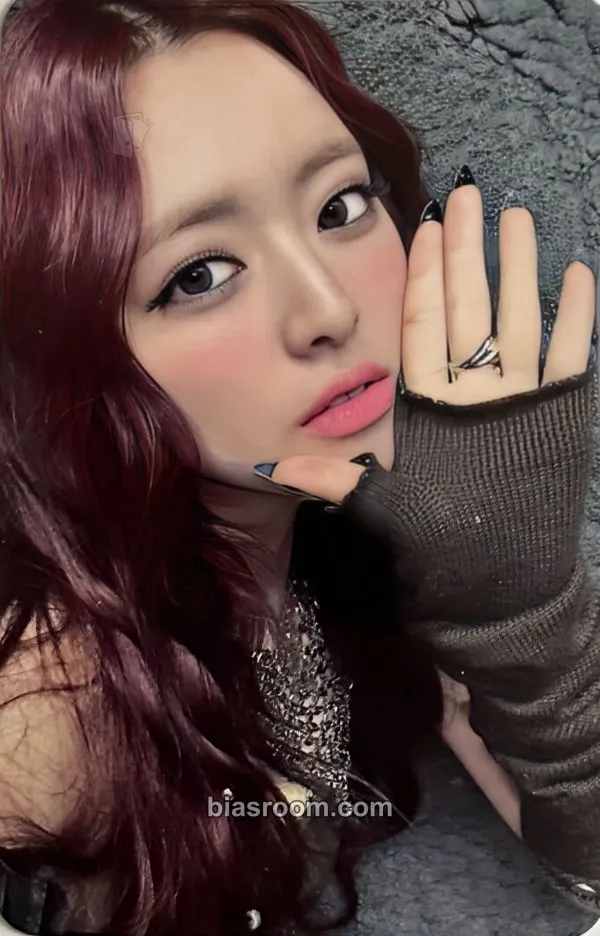 Yuna BORN TO BE Photocard - ITZY - ITZY K-pop photocard