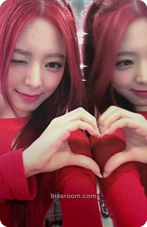Yuna BORN TO BE Photocard - ITZY - ITZY K-pop photocard